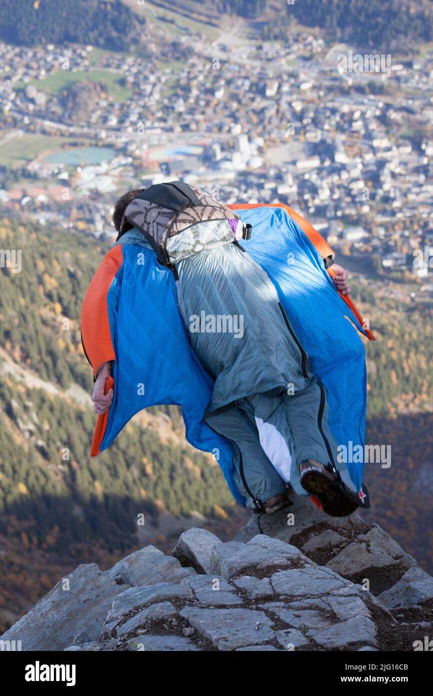 Wingsuit : Se lancer dans le vide pour voler comme un oiseau au dessus de la ville de Chamonix en automne Stock Photo