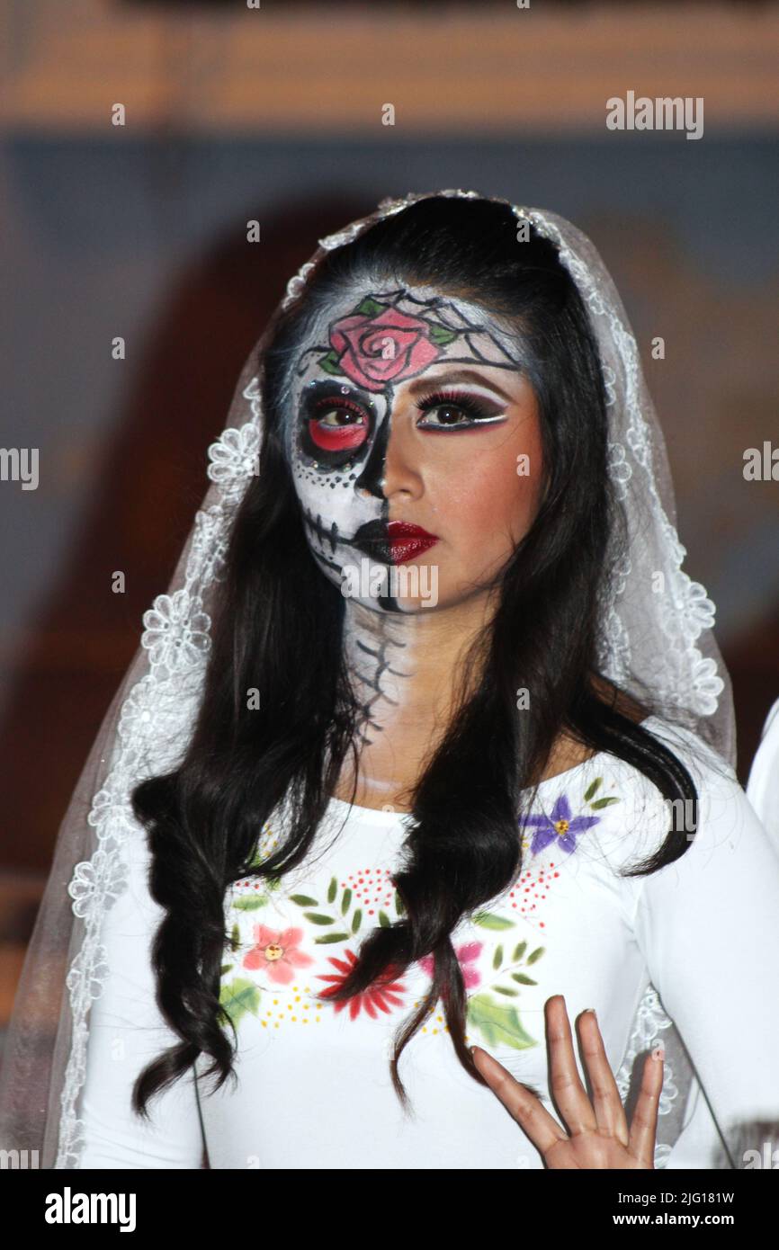 Mexican girl day of the dead face paint hi-res stock photography and images  - Page 2 - Alamy