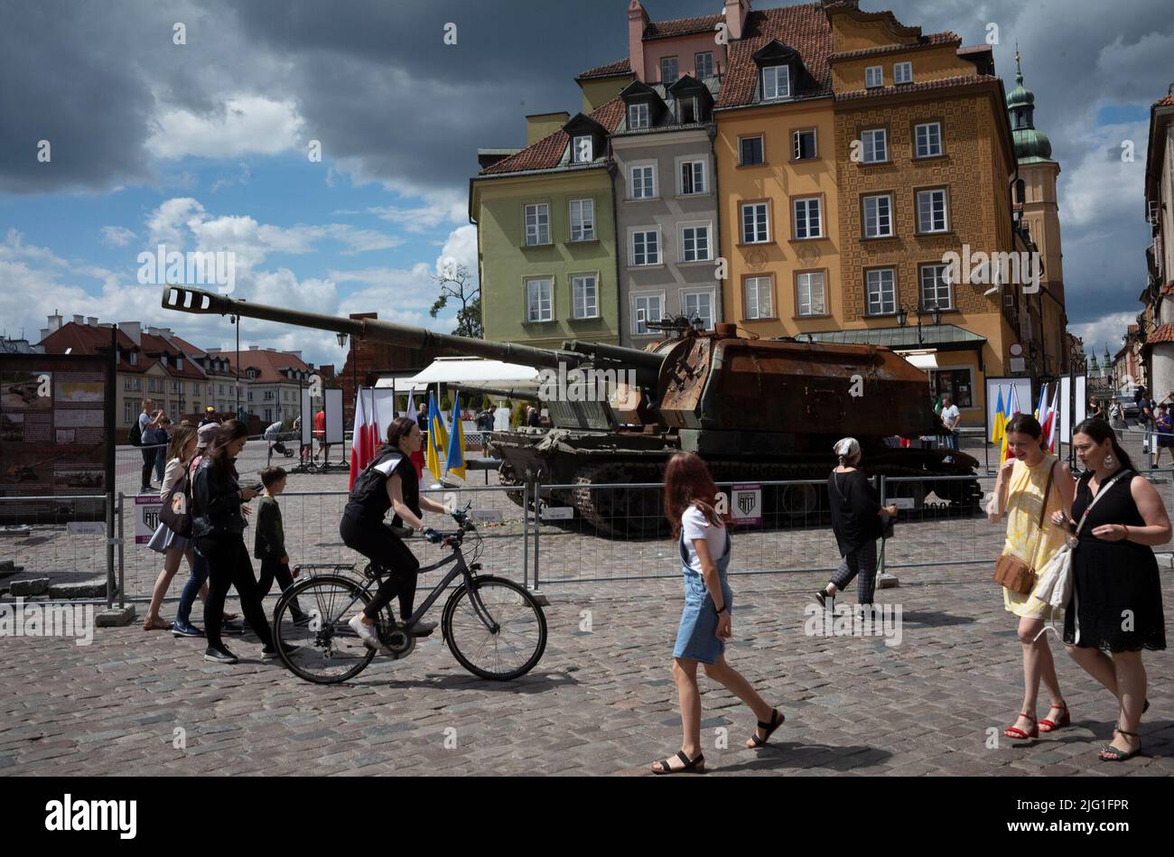 Warsaw, Polen. 06th July, 2022. Self-propelled howitzer 2S19 Msta-S and Tank T-72BA at the exhibition of Russian military equipment destroyed during the war in Ukraine 'For our freedom and yours' at Castle Square in Warsaw, Poland on 06/07/2022 by Wiktor Dabkowski Credit: dpa/Alamy Live News Stock Photo