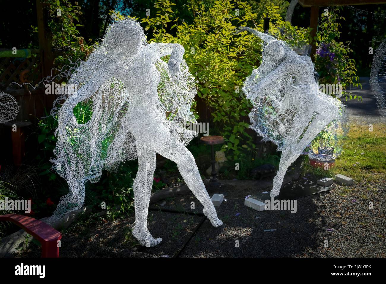 Fanciful chicken wire dancers. Sculpture by Sheena McCorquodale, CatHouse Gallery, Qualicum Beach, British Columbia, Canada Stock Photo