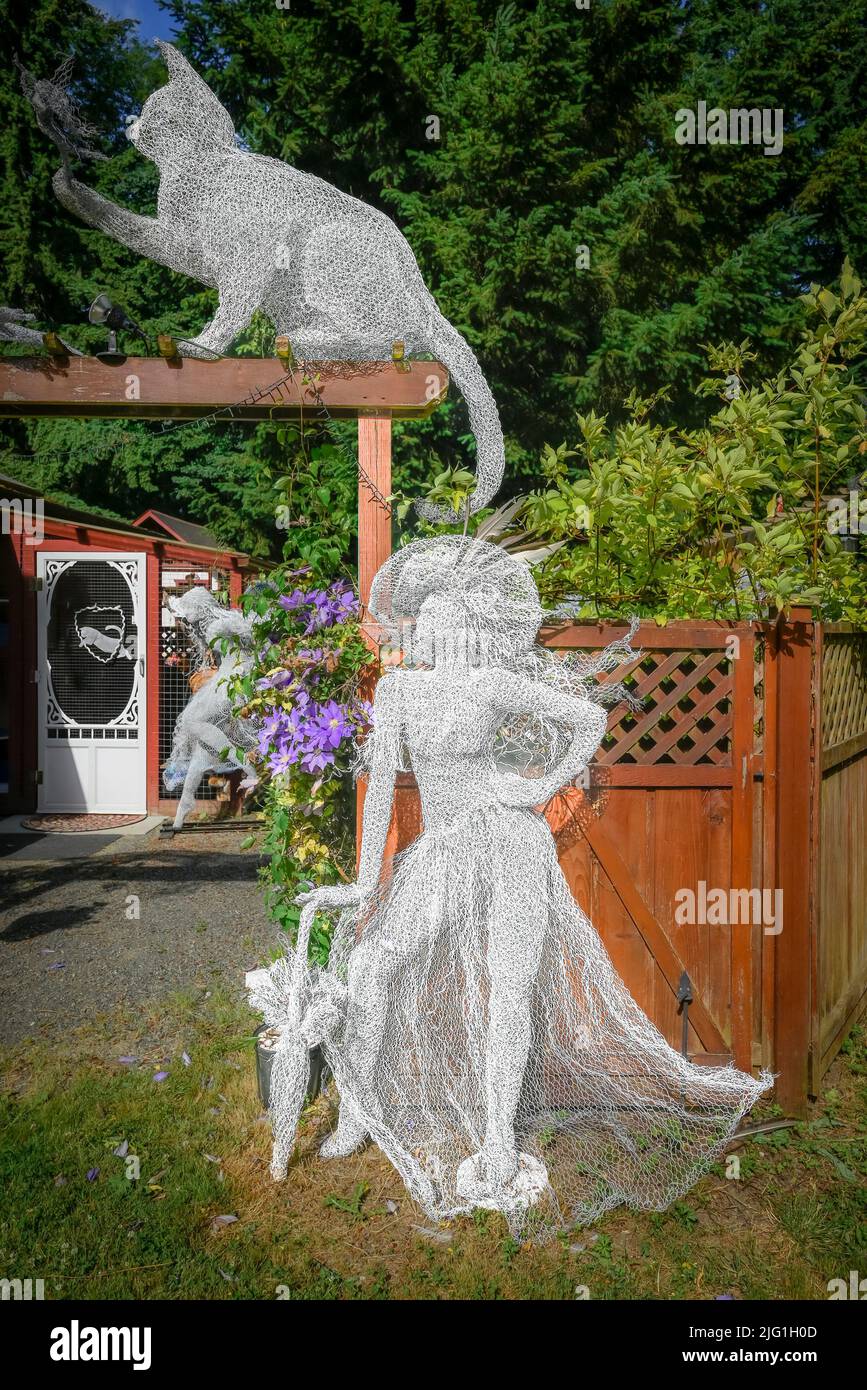 Fanciful chicken wire sculptures by Sheena McCorquodale, CatHouse Gallery, Qualicum Beach, British Columbia, Canada Stock Photo