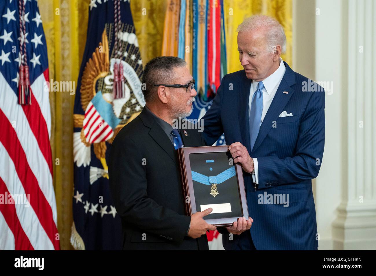 Washington, United States Of America. 05th July, 2022. Washington, United States of America. 05 July, 2022. John Kaneshiro, left, accepts the Medal of Honor from U.S President Joe Biden, right, on behalf of his father, Staff Sgt. Edward Kaneshiro for his actions during the Vietnam War at a ceremony in the East Room of the White House, July 5, 2022 in Washington, DC Credit: Adam Schultz/White House Photo/Alamy Live News Stock Photo
