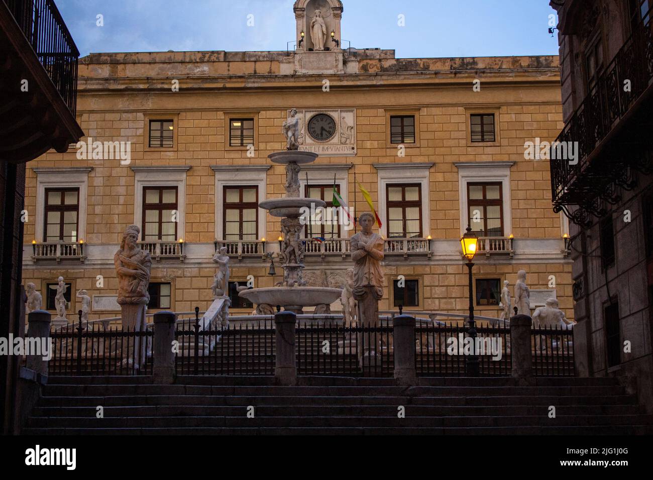 Palermo, Palace of the Eagles, in the square Pretoria the representative  office of the Municipality of Palermo Stock Photo - Alamy, image size:1300x956