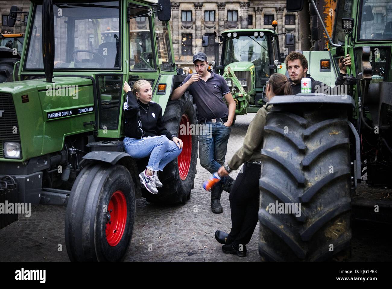 20220706 221050 AMSTERDAM Farmers have gathered on Dam Square