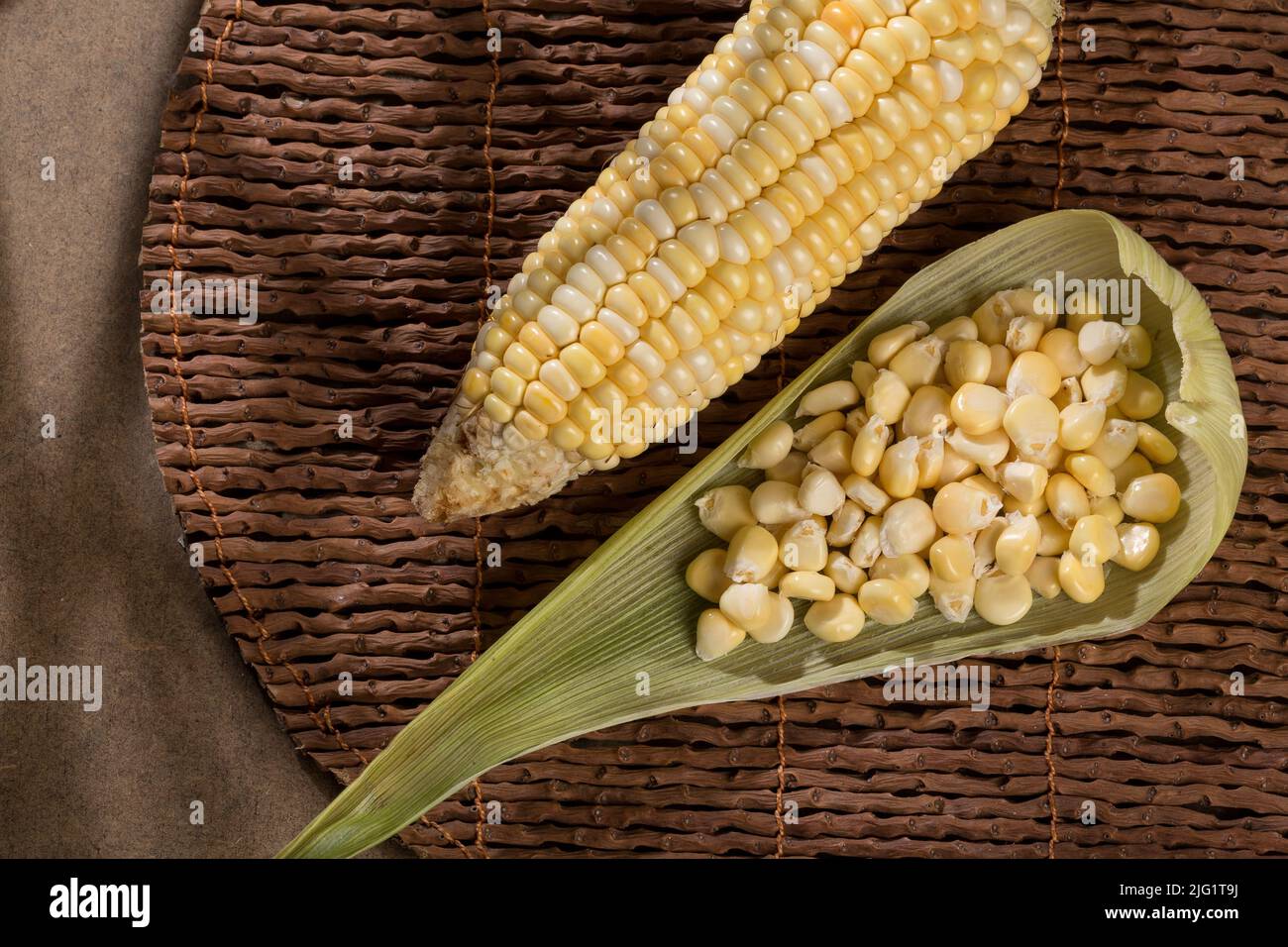 Zea mays Fresh corn cob and kernels Stock Photo Alamy