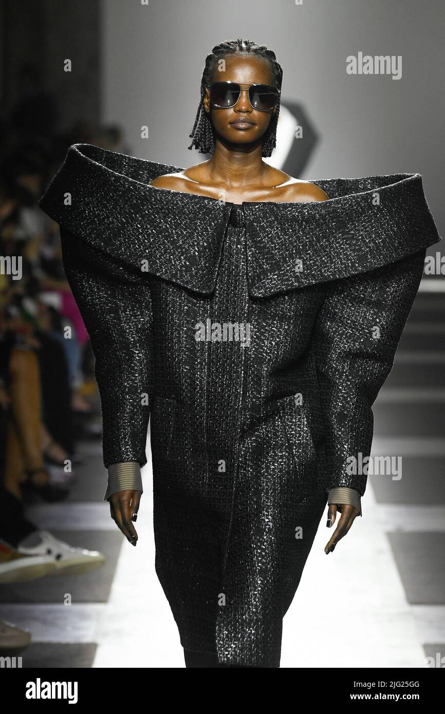 Paris, France. 06th July, 2022. A model walks on the runway at the Viktor  and Rolf fashion show during Fall Winter 2022-2023 Haute Couture Fashion  Show, Paris on July 6 2022. (Photo