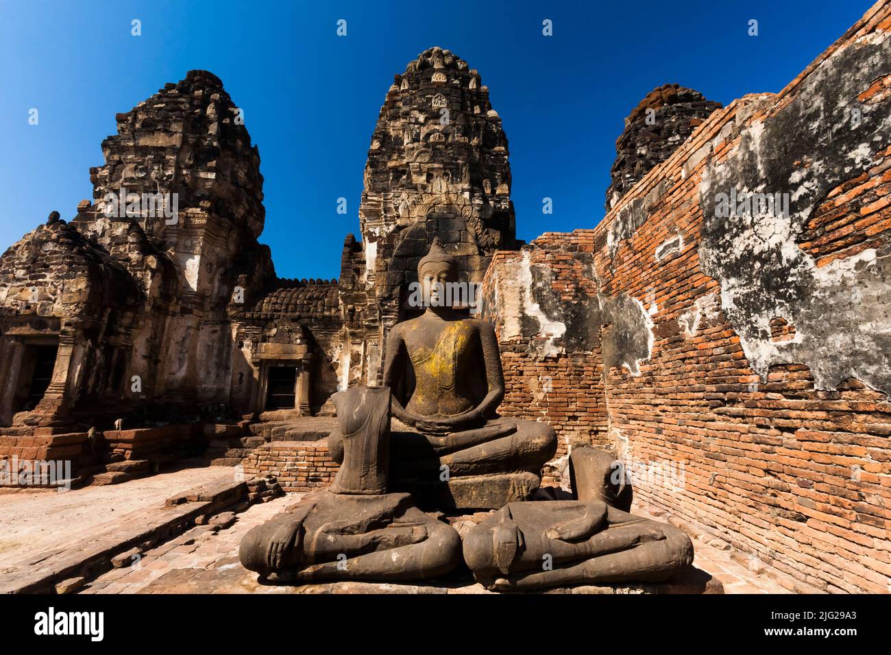 Monkey temple, Pra Prang Sam Yod(Yot), smiling Buddha statue, Chedi(stupa), Lopburi(Lop Buri), Thailand, Southeast Asia, Asia Stock Photo