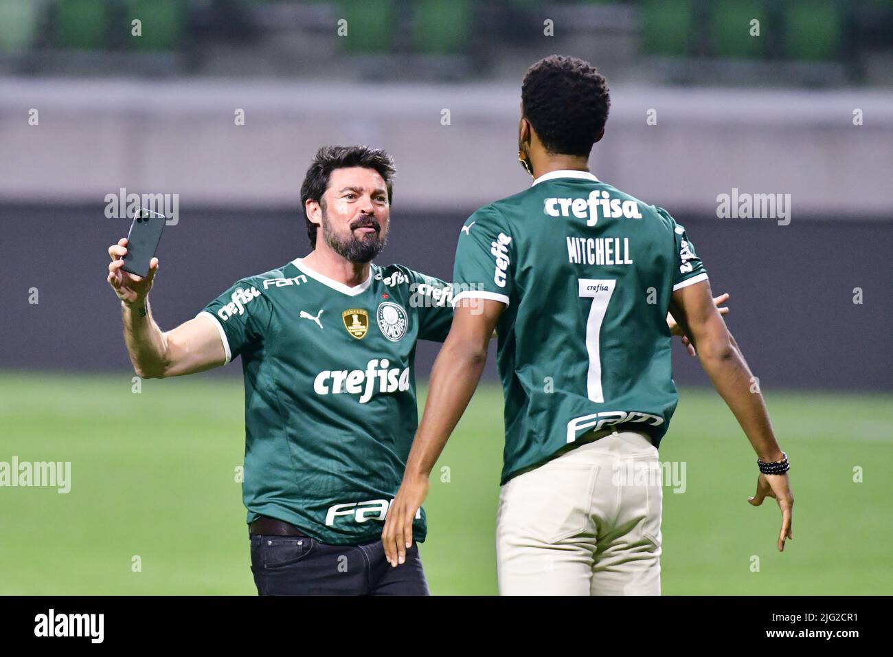 SÃO PAULO, BRAZIL - JULY 6: The New Zealand actor Karl Urban and Nathan Mitchell visiting the Allianz Parque Stadium after the Copa CONMEBOL Libertadores match between Palmeiras and Cerro Porteño at Allianz Parque Arena on July 6, 2022 in São Paulo, Brazil. The cast of “The Boys” are in São Paulo to promote the highly anticipated third season finale, which airs on July 8. (Photo by Leandro Bernardes/PxImages) Stock Photo