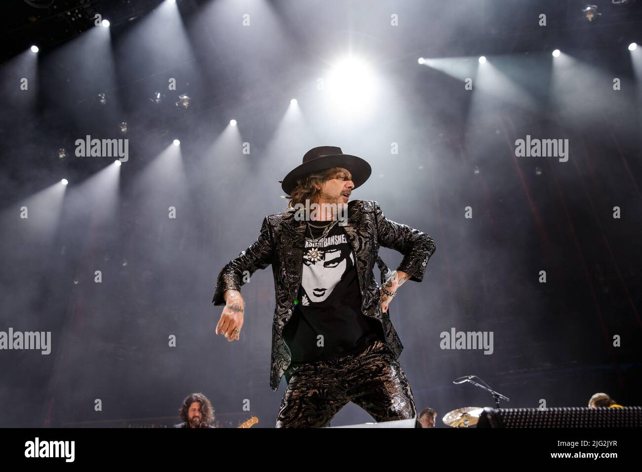 Toronto, Canada. 06th July, 2022. Singer Chris Robinson of The Black Crowes dances in the spotlight during the Shake Your Money Maker Tour in Toronto, Canada Credit: Bobby Singh/Alamy Live News Stock Photo