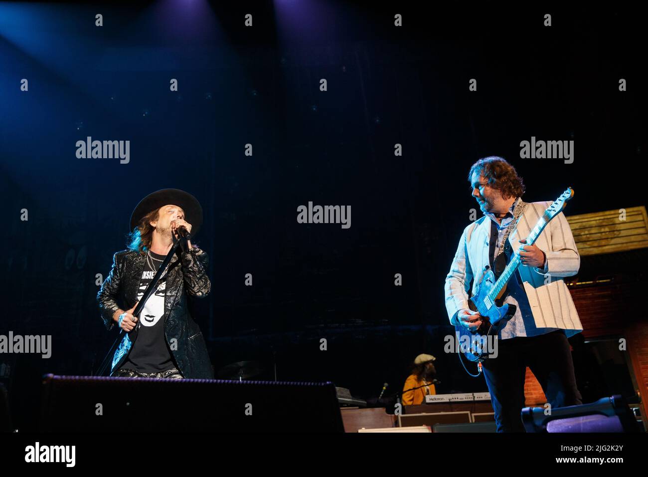 Toronto, Canada. 06th July, 2022. Brothers Chris (L) and Rich Robinson of The Black Crowes perform at Budweiser Stage in Toronto, CANADA, July 6, 2022. Credit: Bobby Singh/Alamy Live News Stock Photo