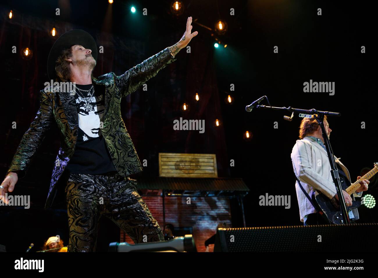 Toronto, Canada. 06th July, 2022. Brothers Chris (L) and Rich Robinson of The Black Crowes perform at Budweiser Stage in Toronto, CANADA, July 6, 2022. Credit: Bobby Singh/Alamy Live News Stock Photo