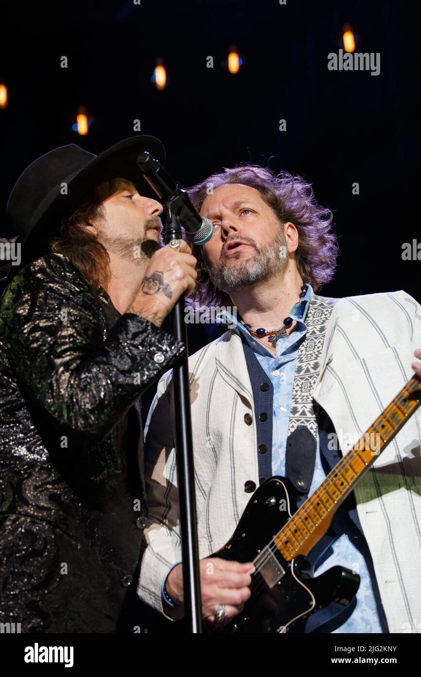 Toronto, Canada. 06th July, 2022. Brothers Chris (L) and Rich Robinson of The Black Crowes share a mic at Budweiser Stage in Toronto, CANADA, July 6, 2022. Credit: Bobby Singh/Alamy Live News Stock Photo