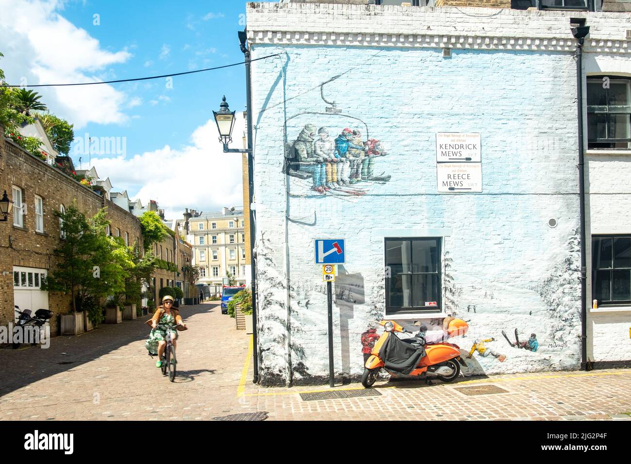 London- June 2022: Wall mural in attractive residential backstreets off Brompton Road in South Kensington, Stock Photo
