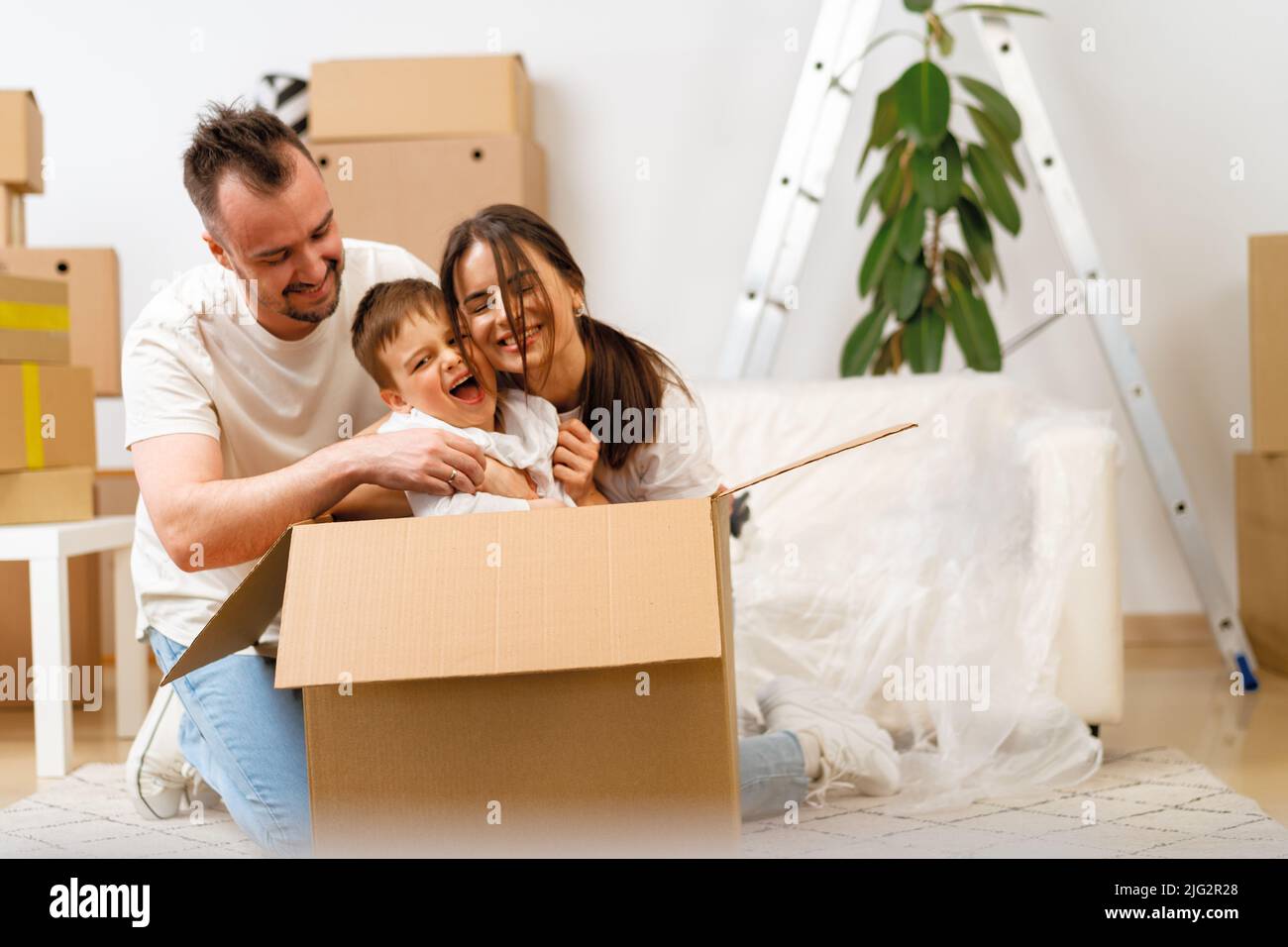 Moving to a new home family kid hi-res stock photography and images - Alamy