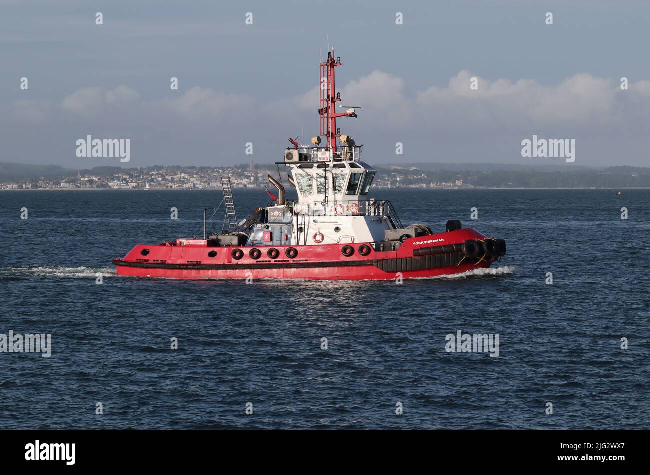 The port tug YORKSHIREMAN approaching the harbour entrance. The vessel is operated by the SMS Towage company Stock Photo