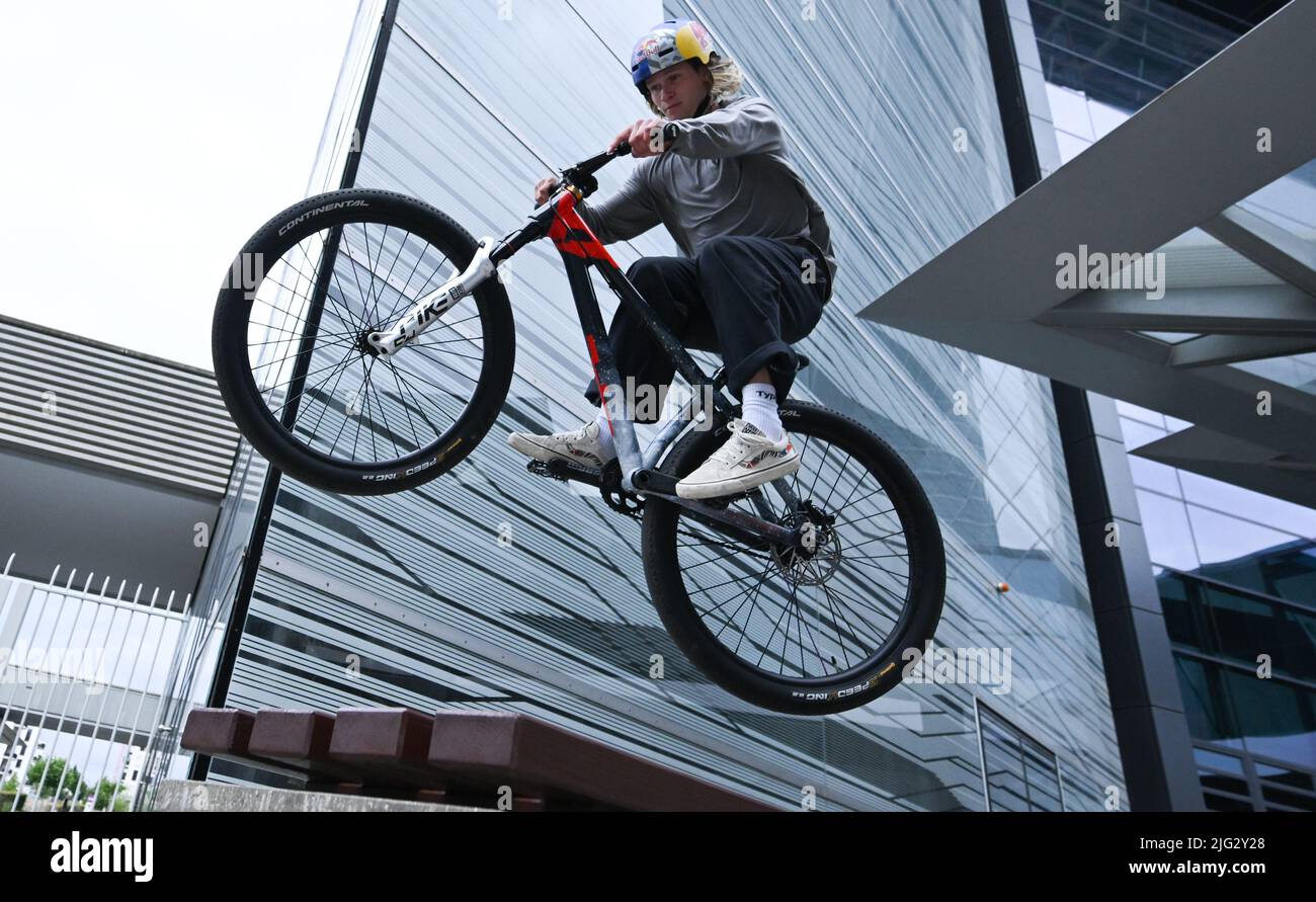 07 July 2022, Hessen, Frankfurt/Main: Erik Fedko, MTB slopestyle pro, shows  off his skills on the sidelines of a press conference at the Frankfurt  exhibition center ahead of the Eurobike bike show.