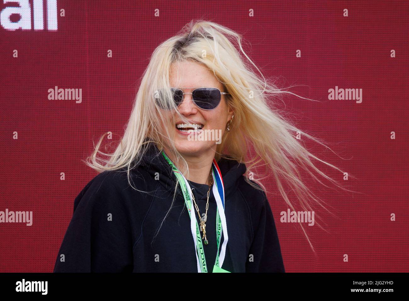 US rocker Alison Mosshart is photographed on the podium by Damian Lewis shortly after Carlos Sainz celebrated winning his first ever F1 Grand Prix at Stock Photo