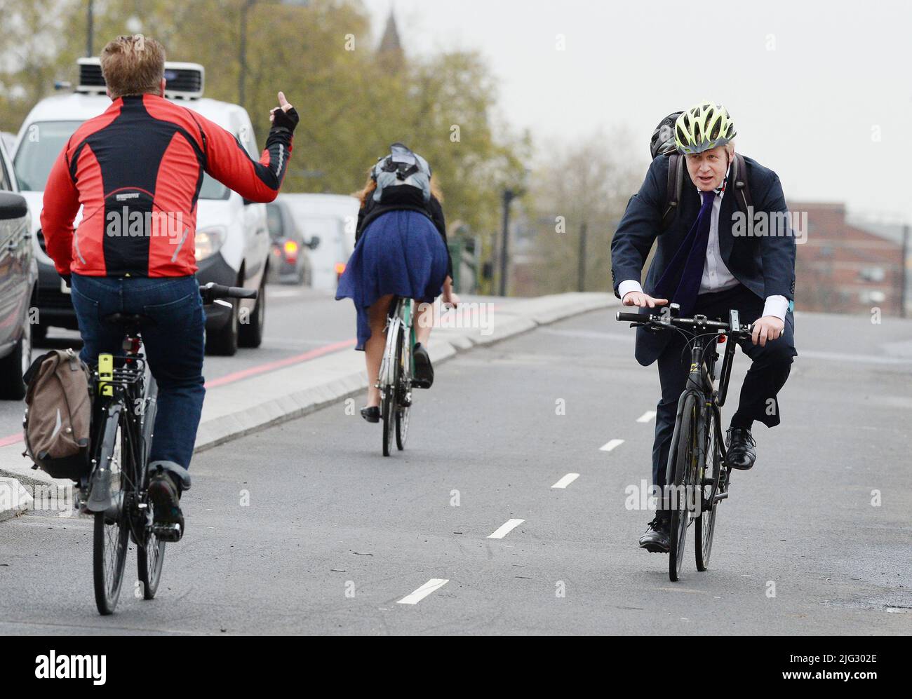 EDS NOTE GESTURE File photo dated 19/11/15 of a commuter gesturing to the then Mayor of London Boris Johnson as he cycles across Vauxhall Bridge, London, to open the latest cycle superhighway in centre of London.Boris Johnson will publicly announce his resignation later today, likely before lunchtime, the BBC is reporting. Issue date: Thursday July 7, 2022. Stock Photo