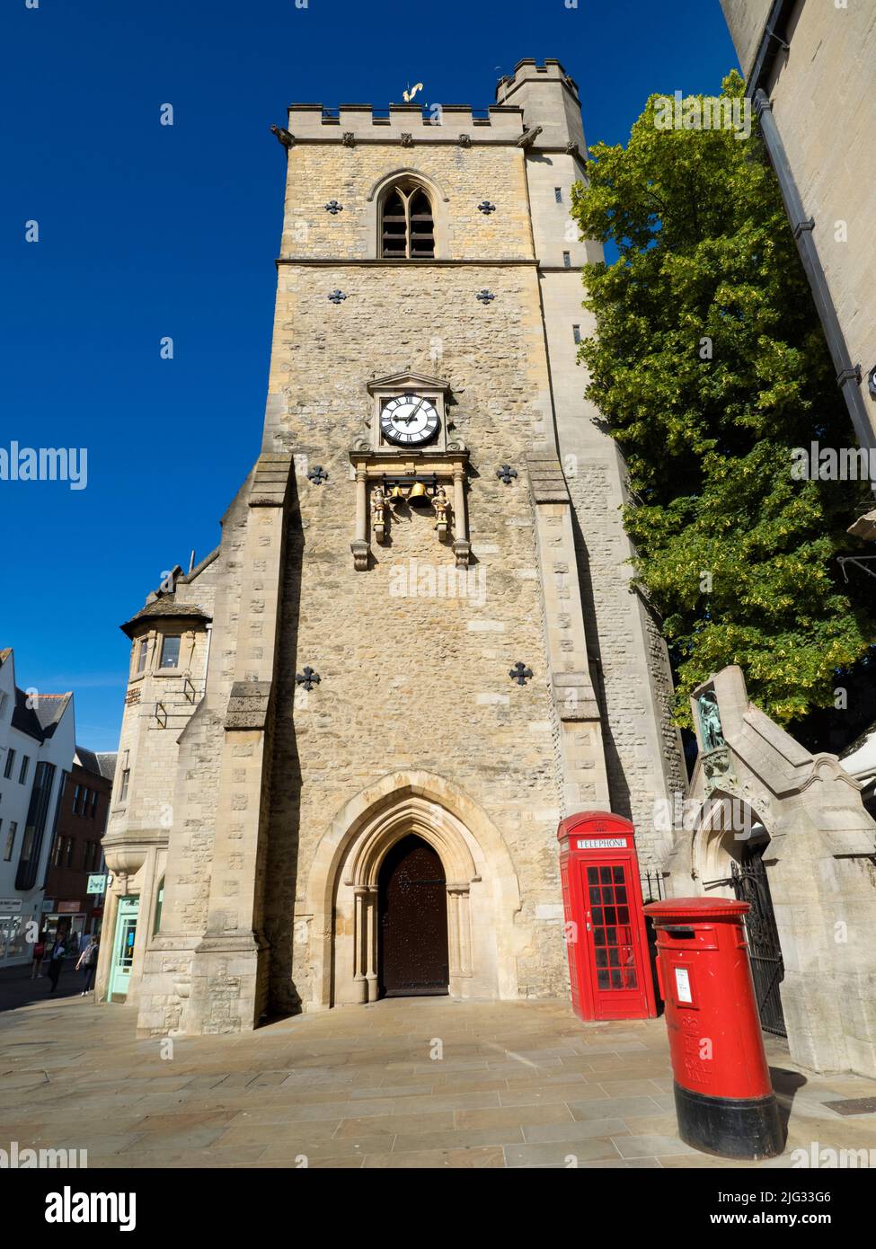 Carfax Tower, the last remaining part of a 12th century medieval church. stands at the centre of Oxford, at the junction of George Street, the High St Stock Photo