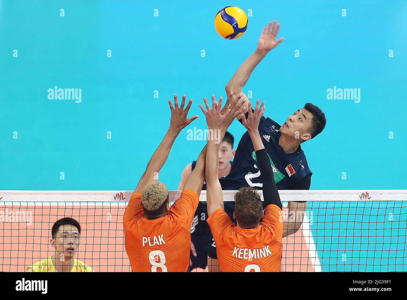 Gdañsk, 06.07.2022. Zawodnicy reprezentacji Holandii Fabian Plak (L) i Wessel Keemink (P) oraz Jingyin Zhang (C) z Chin podczas meczu siatkarskiej Ligi Narodów w Gdañsku, 6 bm. (js) PAP/Jan Dzban Stock Photo