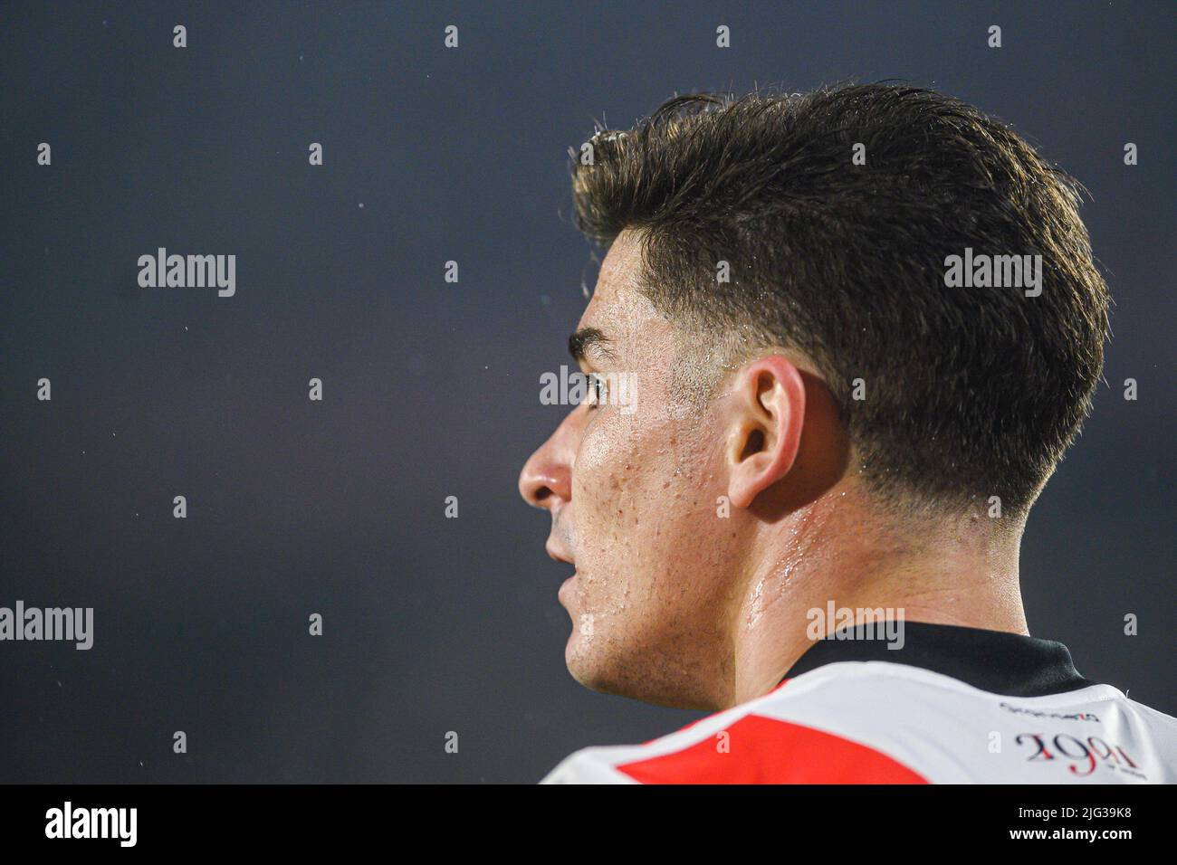 Nicolas De La Cruz of River Plate, left, looks as Walter Bou of Velez  Sarsfield heads the ball during a Copa Libertadores round of sixteen,  second leg soccer match at Monumental stadium