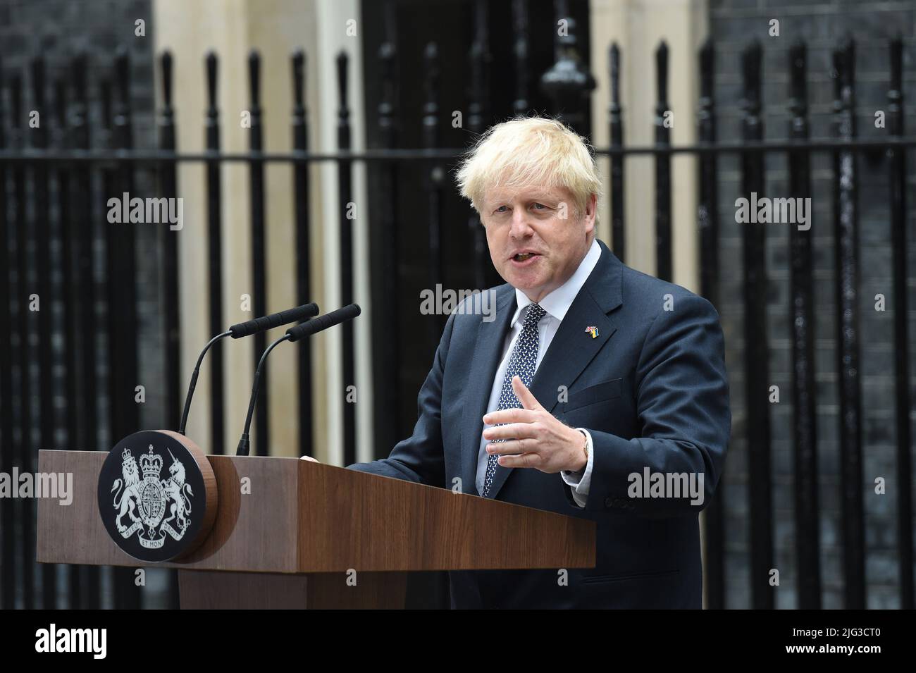 London, UK. 7th July, 2022. Prime Minister Boris Johnson makes his resignation speech from a lectern outside No10 Downing Street. Credit: MARTIN DALTON/Alamy Live News Stock Photo