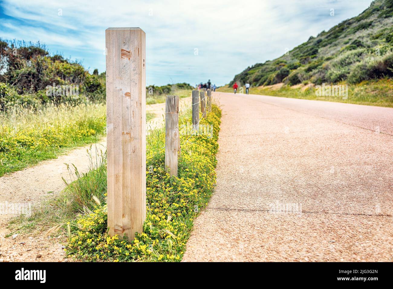 Flowers along fence hi-res stock photography and images - Alamy