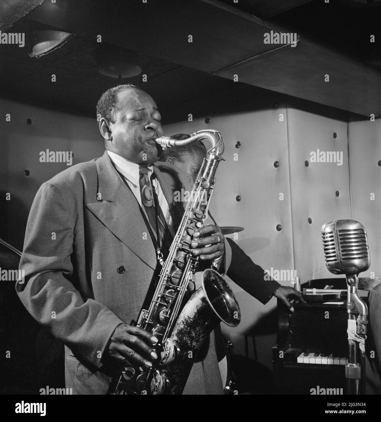 Jazz Saxophonist Coleman Hawkins and Miles Davis performing at Three Deuces Jazz Club, New York City, New York, USA, William P. Gottlieb, July 1947 Stock Photo