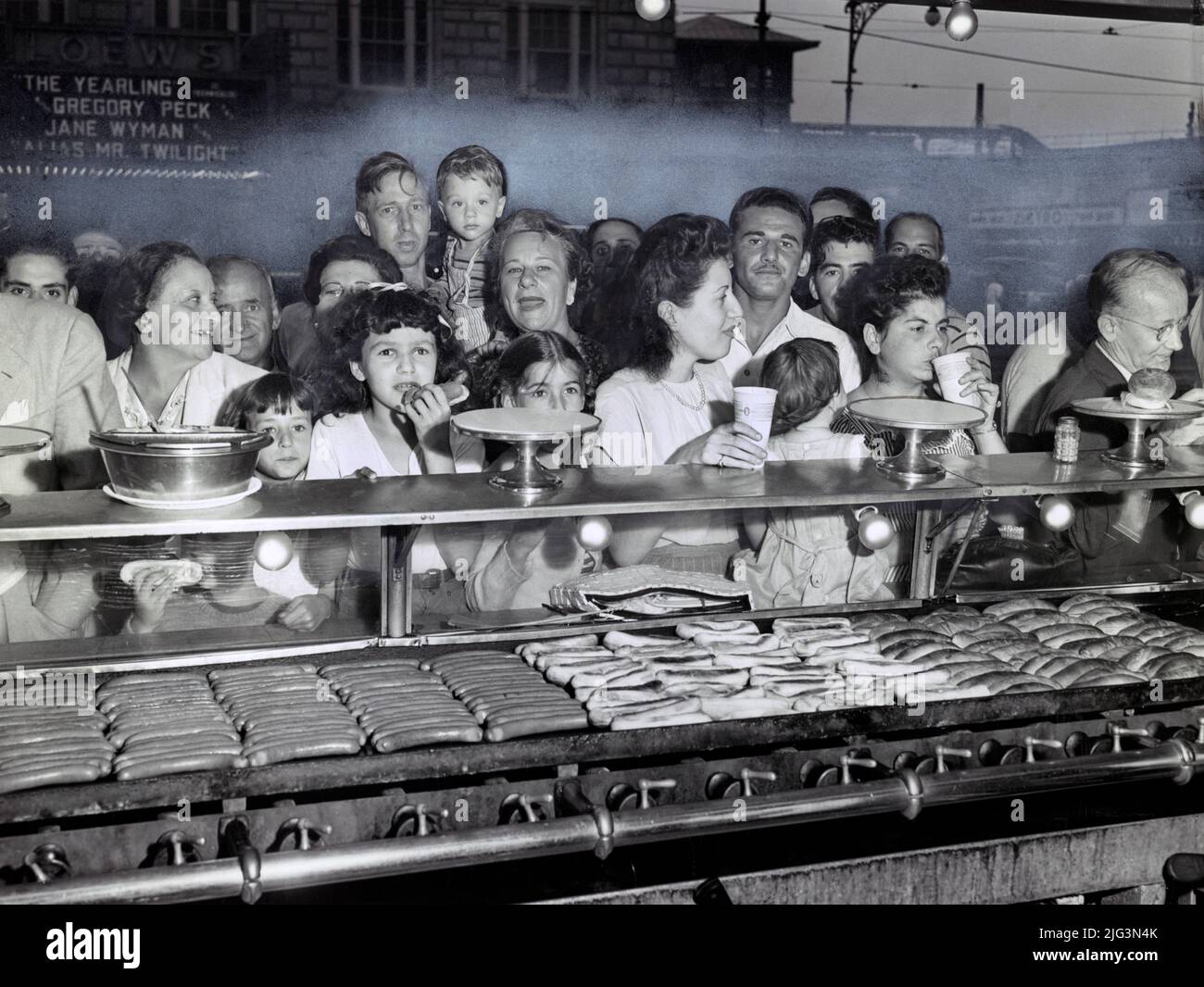 Group of People lined up at Counter, Nathan's Famous Hot Dogs, Coney Island, Brooklyn, New York City, New York, USA, Al Ravenna, New York World-Telegram and the Sun Newspaper Photograph Collection, Al Aumiller, New York World-Telegram and the Sun Newspaper Photograph Collection, July 1947 Stock Photo