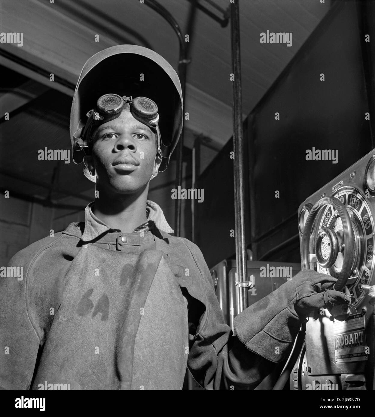 Young Adult Man receiving training in arc welding, National Youth Administration (NYA) Work Center, Brooklyn, New York, USA, Fritz Henle, U.S. Office of War Information/U.S. Farm Security Administration, August 1942 Stock Photo