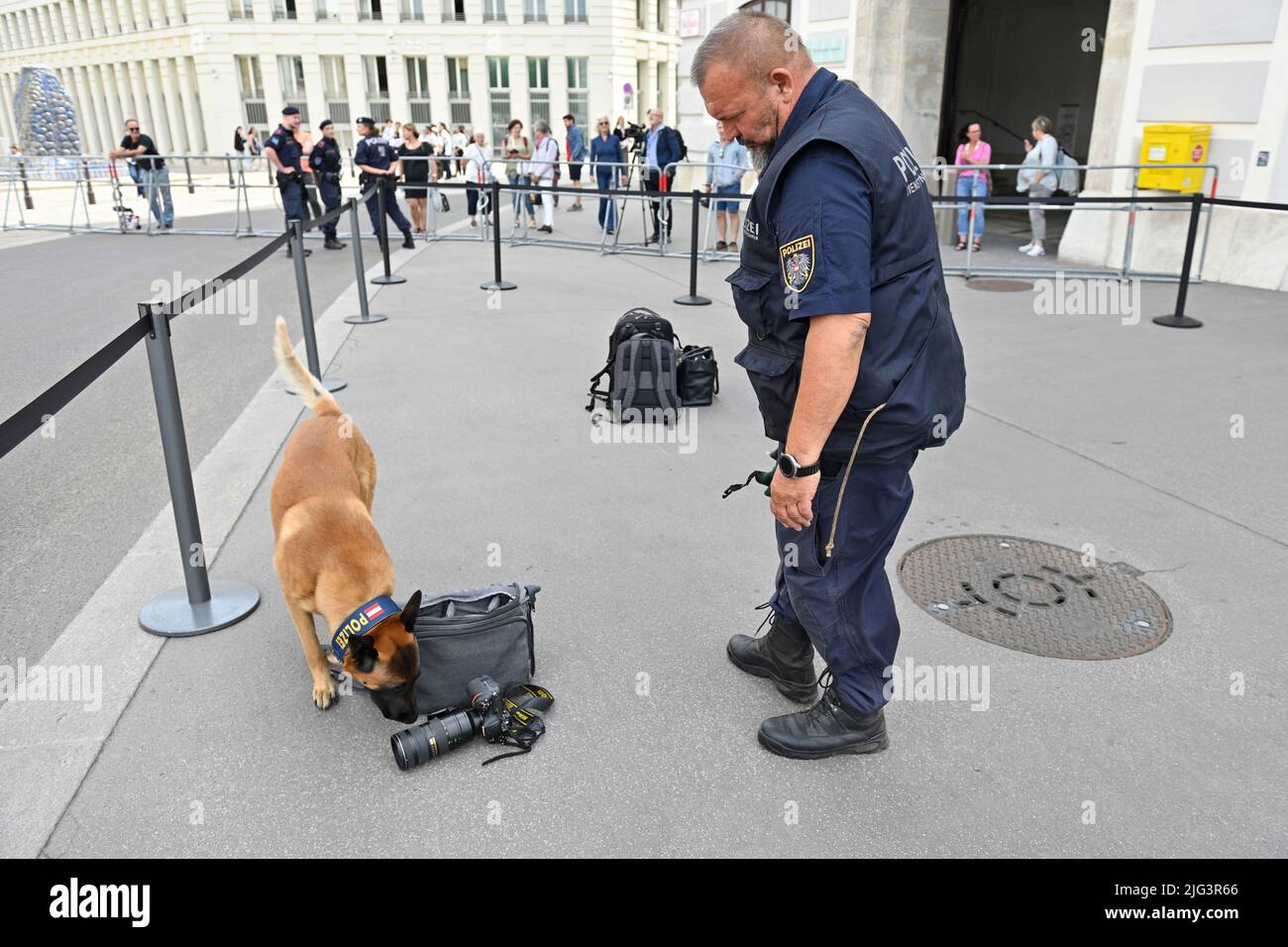 Vienna, Austria. 07th July, 2022. Federal Chancellor Karl Nehammer receives the Prime Minister of Montenegro Dritan Abazović for an official visit to Vienna. A police sniffer dog checks the photographer's bag Stock Photo