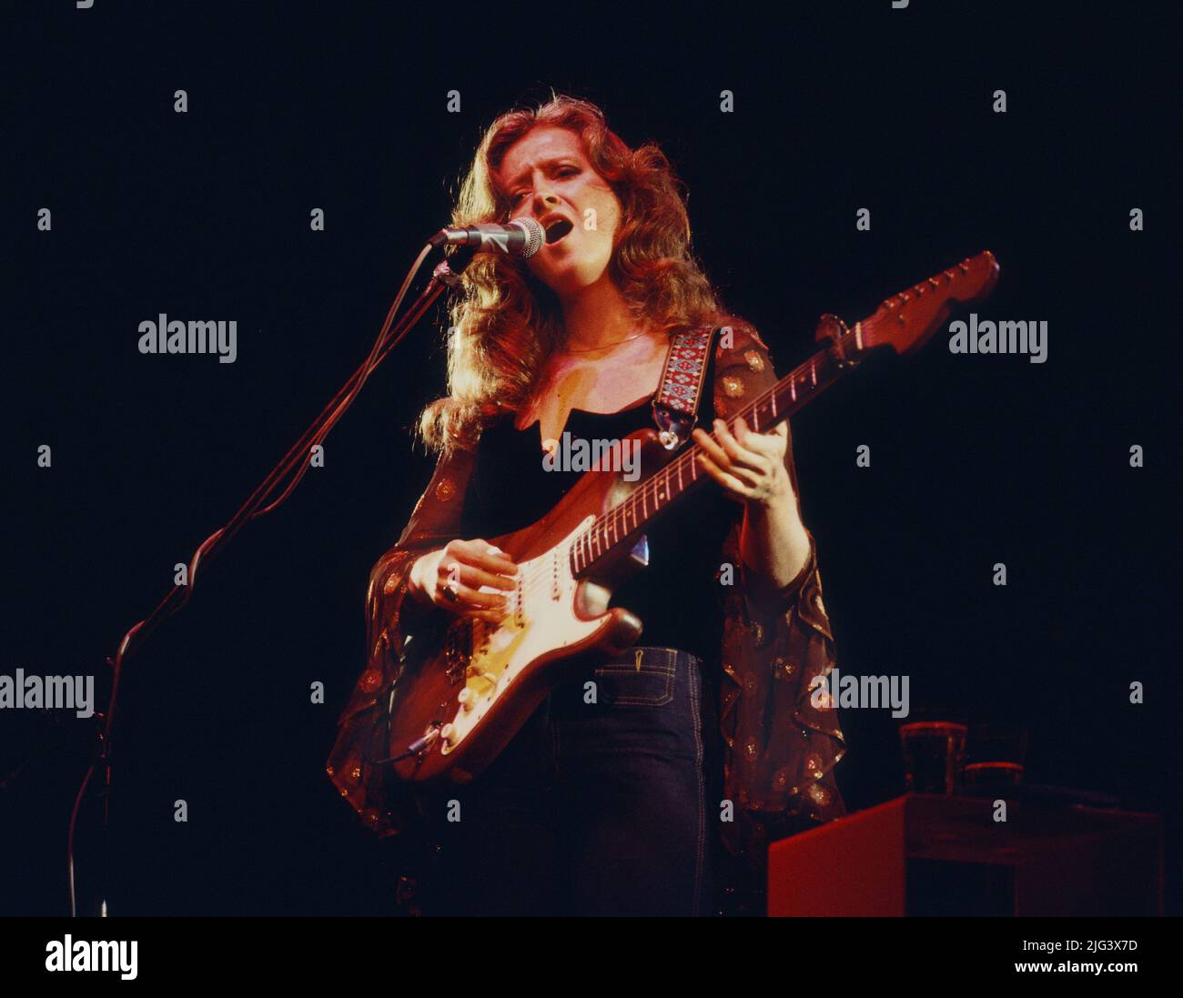 Bonnie Raitt live on stage, Amsterdam Rai Convention Centre, Amsterdam, 1976 Stock Photo