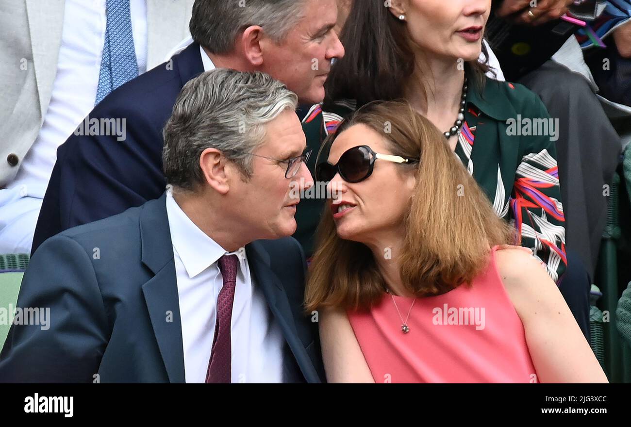 London, Gbr. 07th July, 2022. London Wimbledon Championships Day 07/07/2022 Look into my eyes - Sir Keir Starmer and wife Lady Victoria in the Royal Box Credit: Roger Parker/Alamy Live News Stock Photo