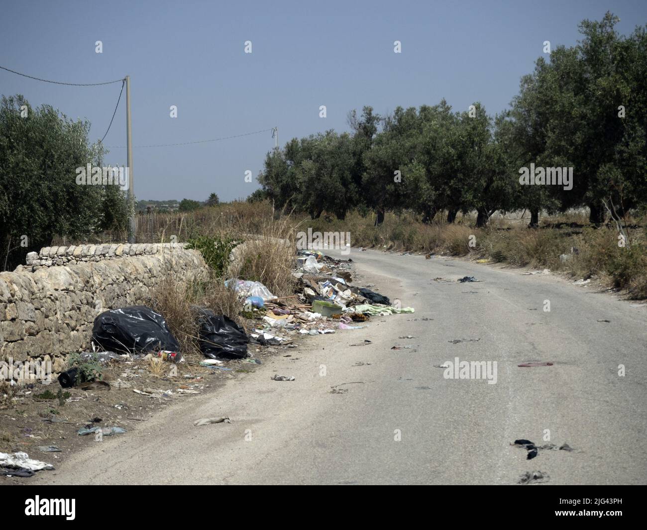 rubbish trash garbage in sicily road italy Stock Photo Alamy