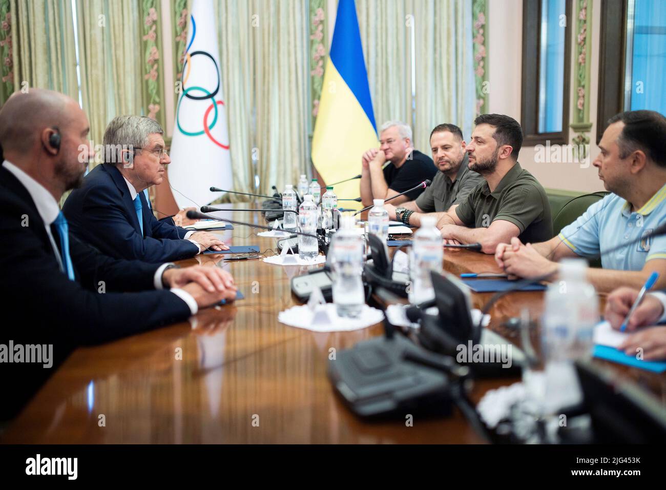 Kyiv, Ukraine. 03 July, 2022. Ukrainian President Volodymyr Zelenskyy, right, and delegations during a face-to-face bilateral meeting with International Olympic Committee President Thomas Bach, left, at the Mariinskyi Palace, July 3, 2022 in Kyiv, Ukraine.  Credit: Ukraine Presidency/Ukrainian Presidential Press Office/Alamy Live News Stock Photo