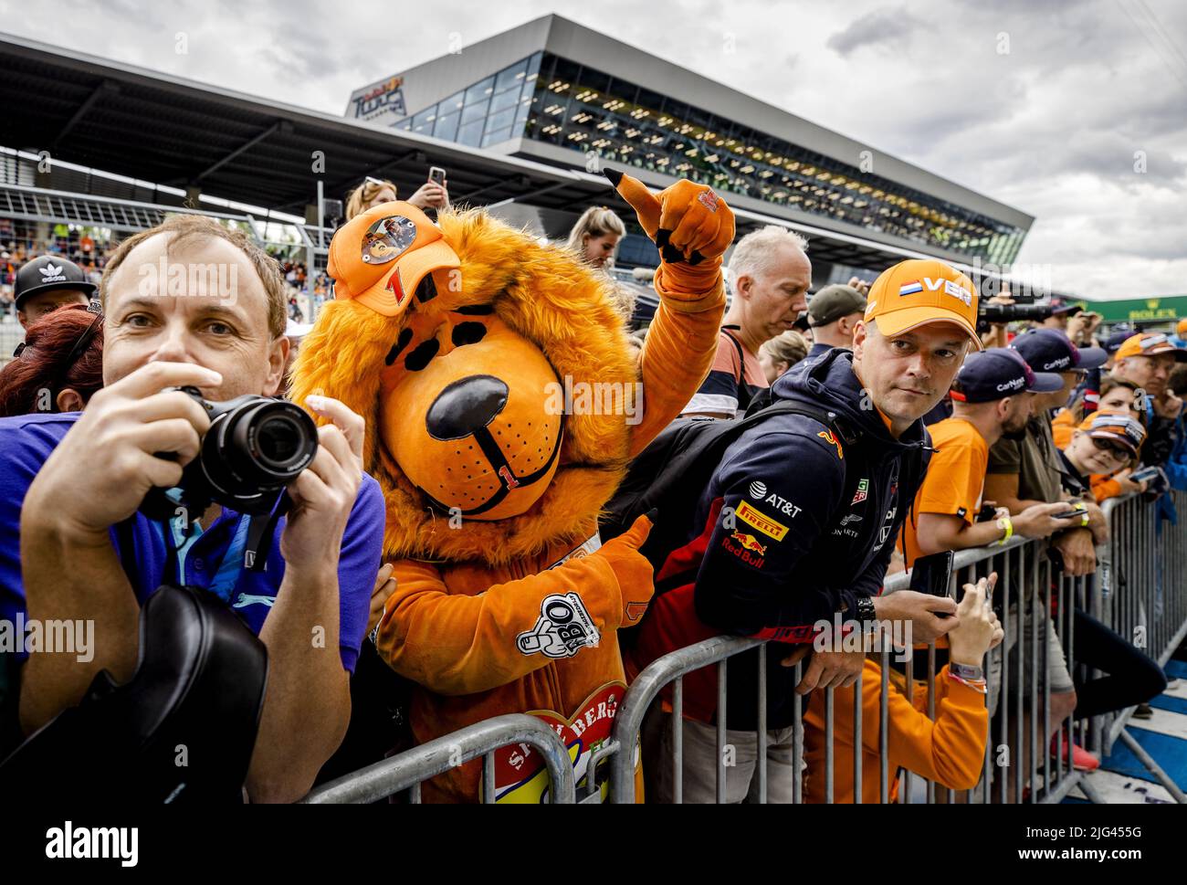 Austria, 2022-07-07 16:14:30 SPIELBERG - Fans of Max Verstappen watch the pitlane on the Red Bull Ring race track in the run-up to the Austrian Grand Prix. ANP SEM VAN DER WAL netherlands out - belgium out Stock Photo