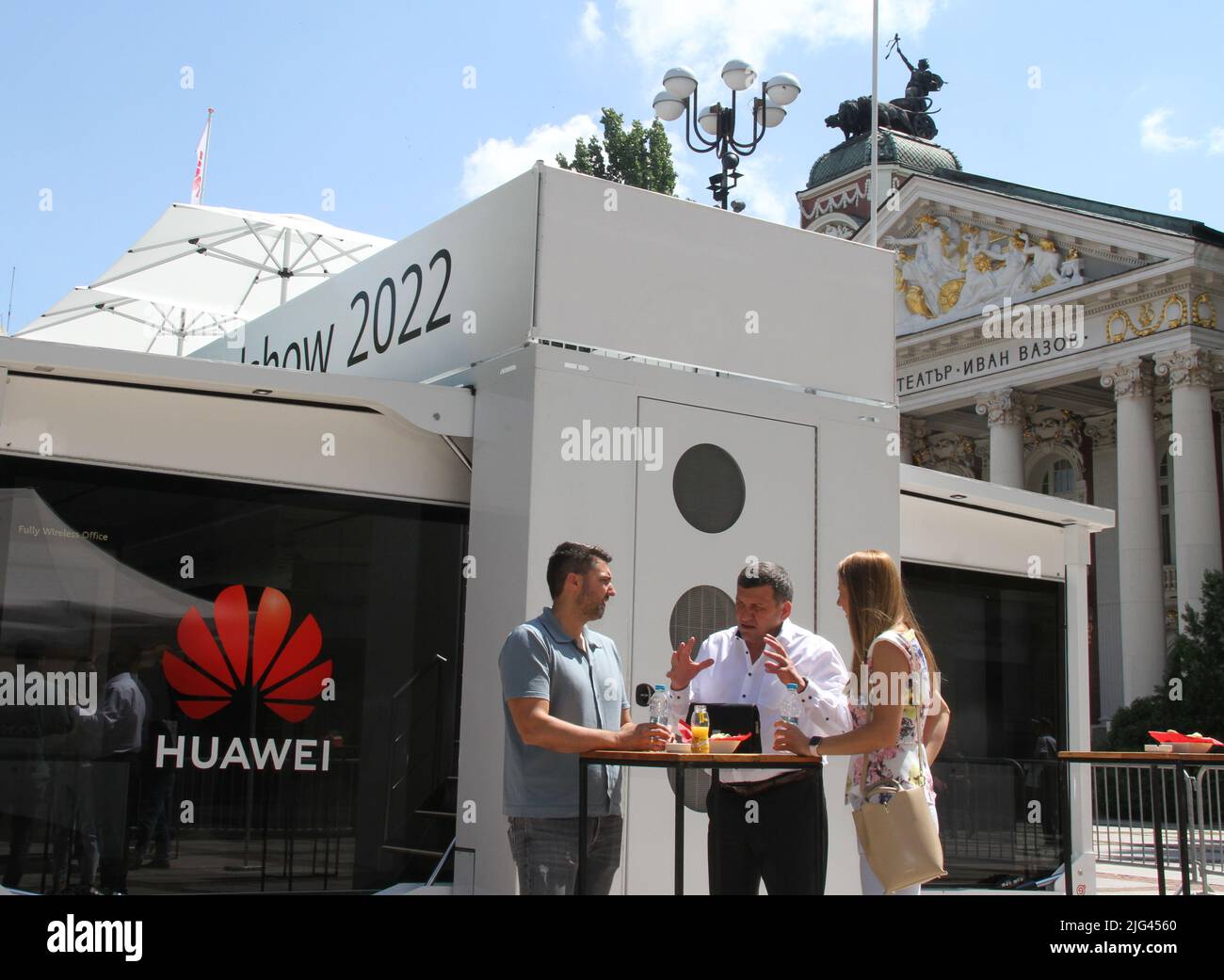 220707) -- SOFIA, July 7, 2022 (Xinhua) -- People talk during Huawei  Enterprise ICT Roadshow 2022 in Sofia, Bulgaria, July 7, 2022. Huawei, a  Chinese tech giant in information and communication technology (