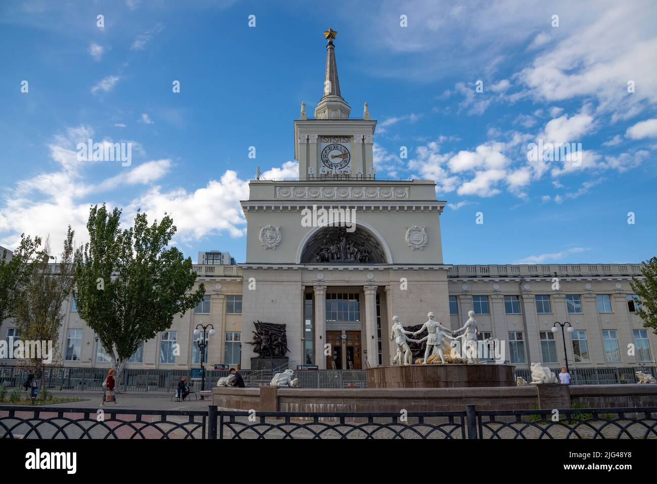 VOLGOGRAD, RUSSIA - SEPTEMBER 19, 2021: The famous reconstructed fountain 'Barmaley' (Children's round dance) at the railway station building. Volgogr Stock Photo