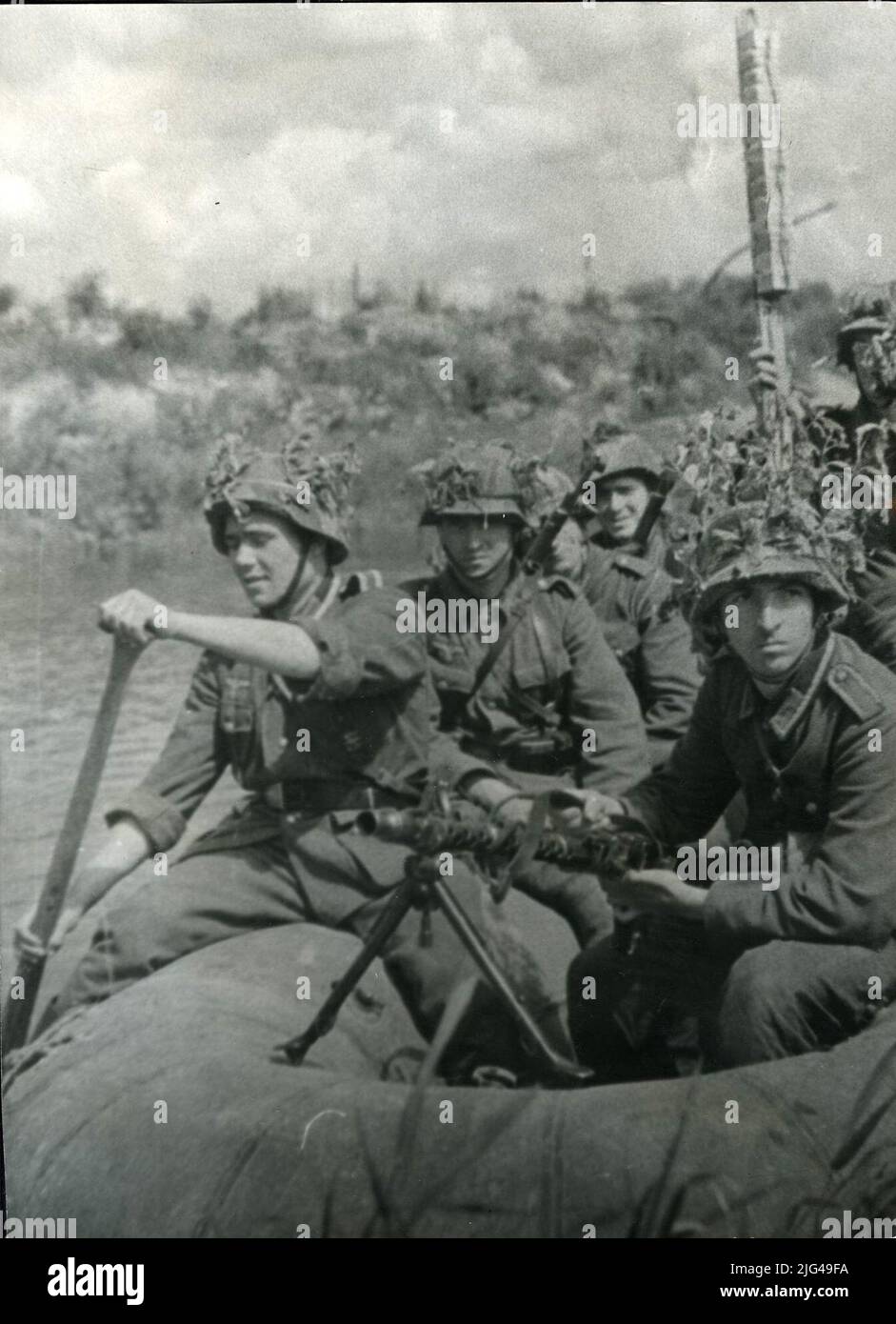 Instruction of a team of shoeters, sailing on a river and in a pneumatic boat, with light machine gun MG34 and an explosive pole. Leningrad Front Stock Photo