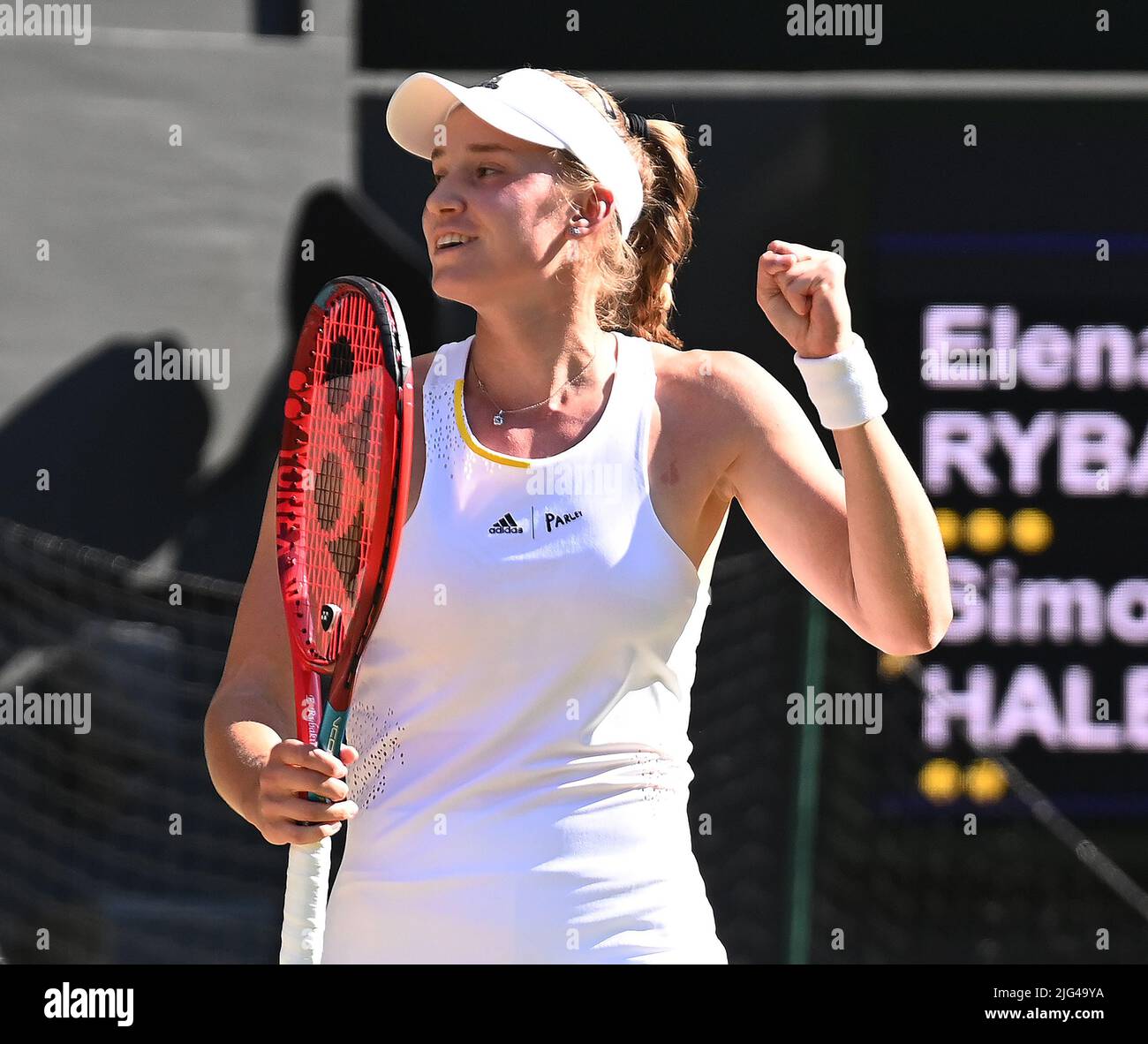 Simona halep wimbledon winner hi-res stock photography and images - Alamy
