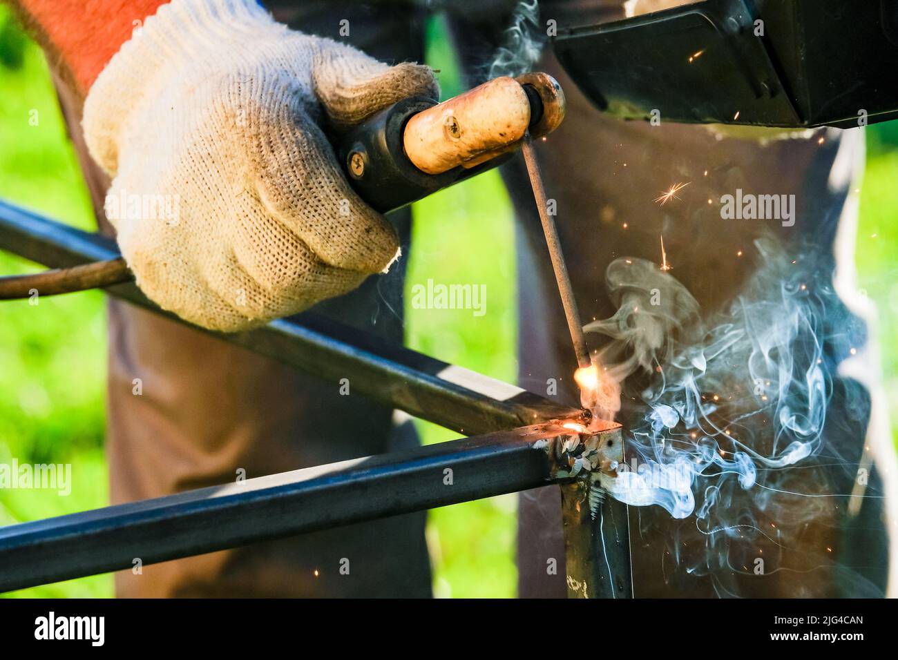 Selective focus on the hot tip of the electrode during operation of the