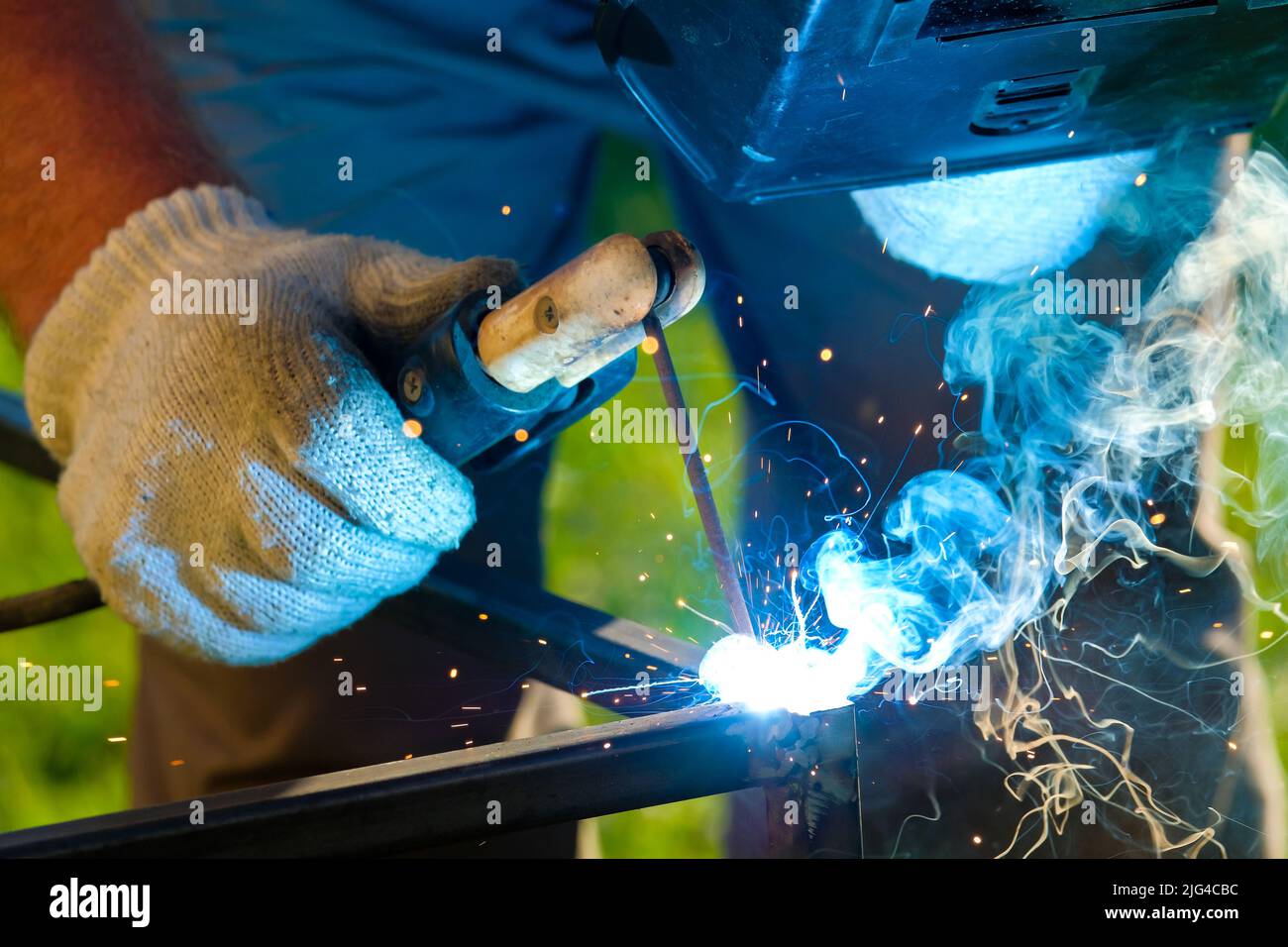 Selective focus on the flash of a burning arc welding electrode