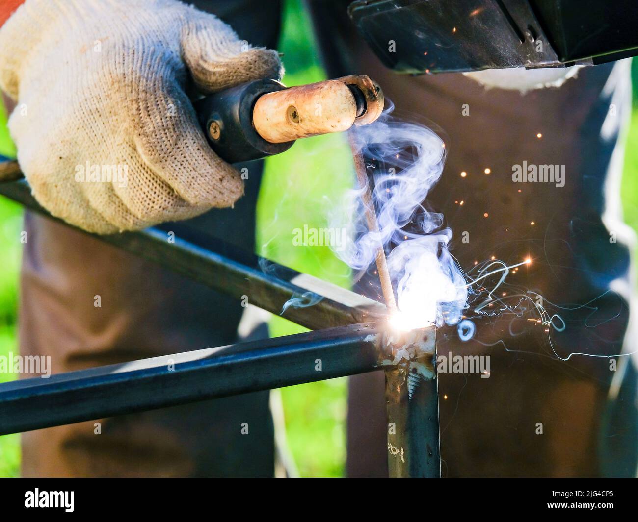Bright burning of metal when touched by an electric arc welding