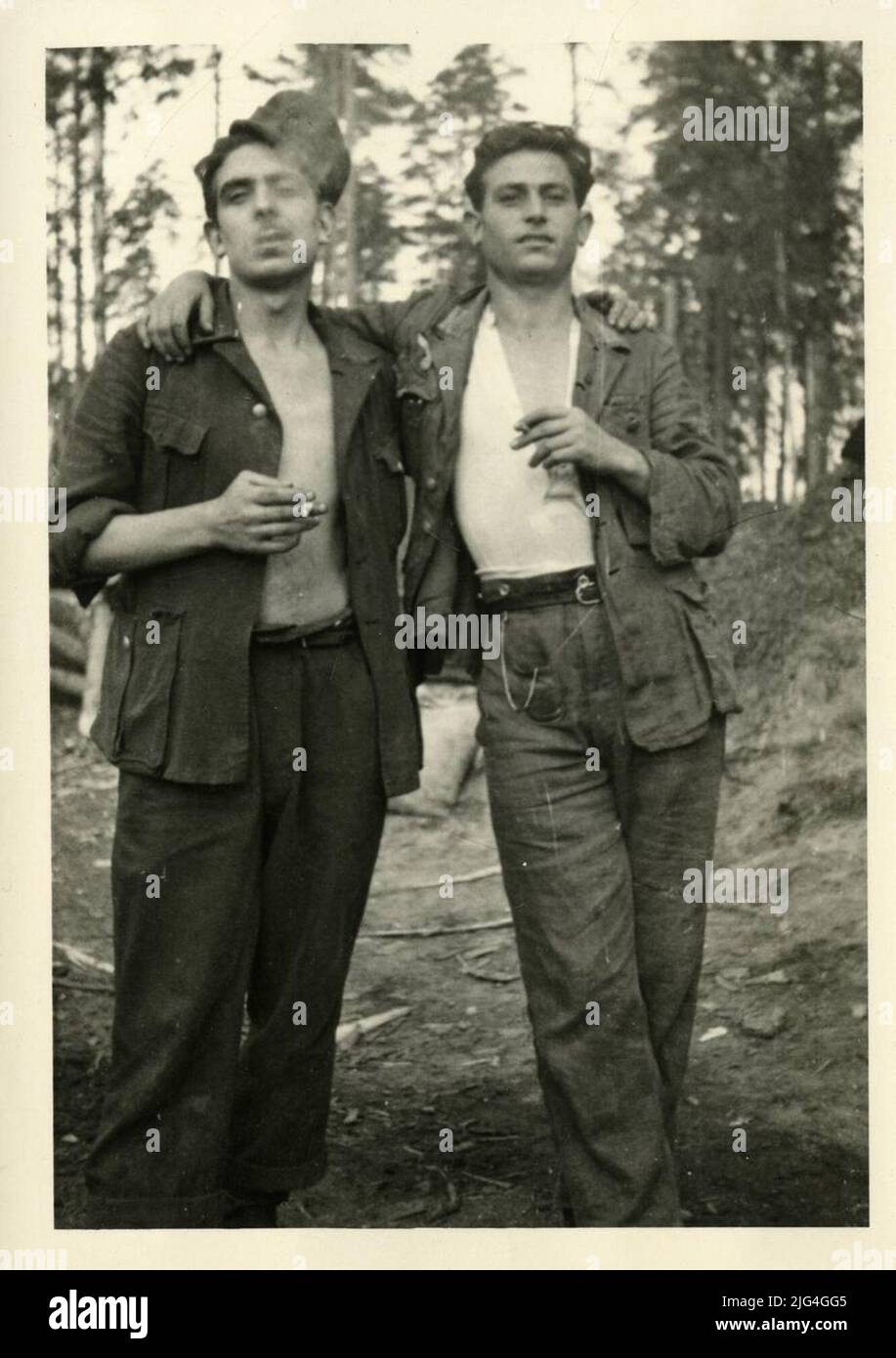 Army soldiers pose camp hi-res stock photography and images - Alamy