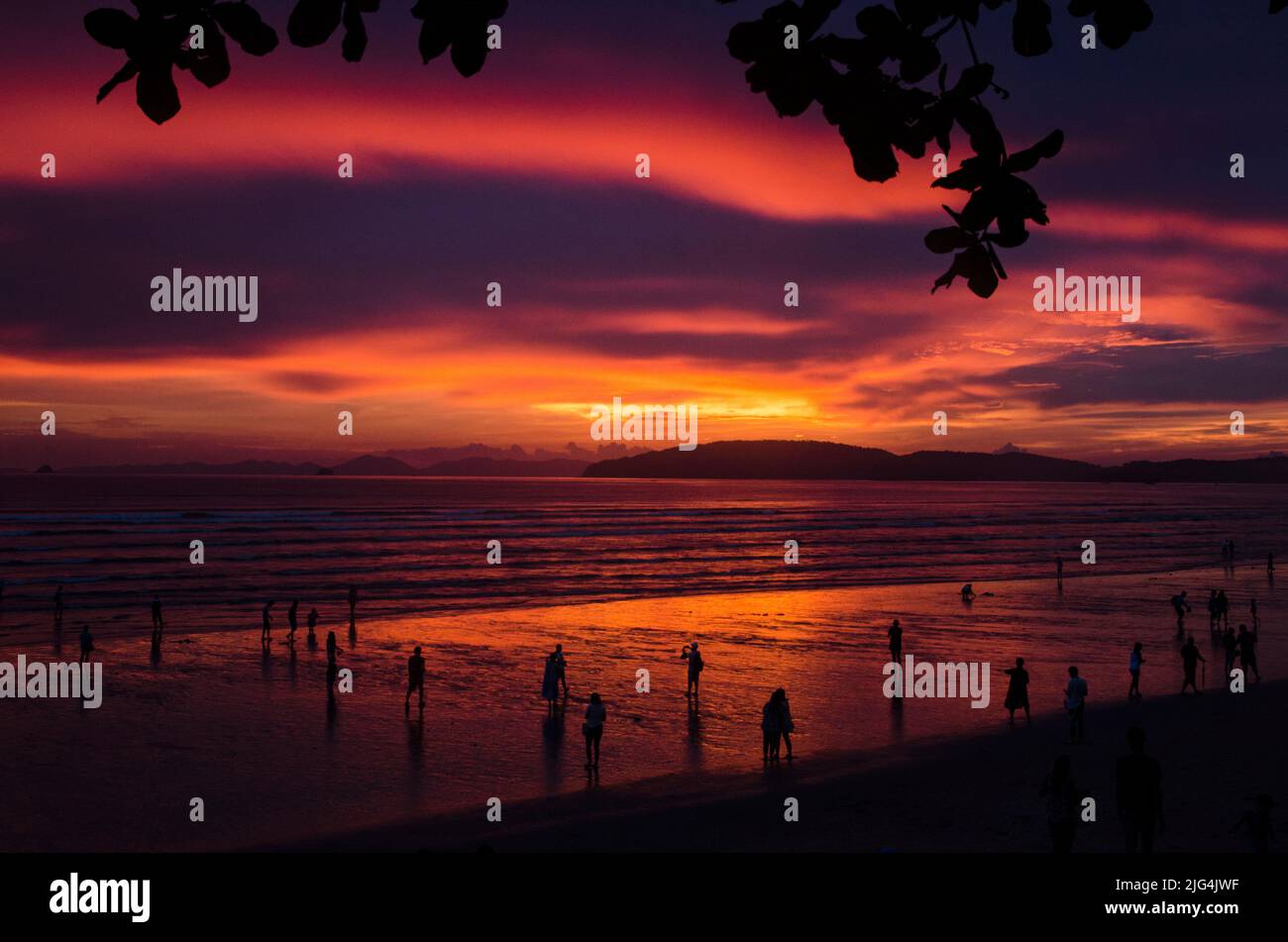 Atardecer en las playas de Aonang, en las costas del Mar de Andaman, Tailandia Stock Photo