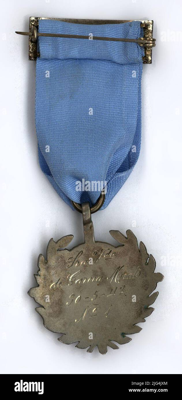 Blue squad medal. Silver Circular Medal. On anshos, central field with a bad squad and registration 'Blue Squadron' recorded. Laurel crown and four -swords tips, cross -shaped. On reverse, the inscription 'Mrs. Vda de García Morato/30-5-47./Nº1'. Blue Ribbon Registration- Transcription: 1.- 'Blue squad' 2.- 'Mrs. Vda / de García Morato / 30-5-47 / nº1'. REGISTRATION- LOCATION: 1.- Anverse2.- Reverse Stock Photo