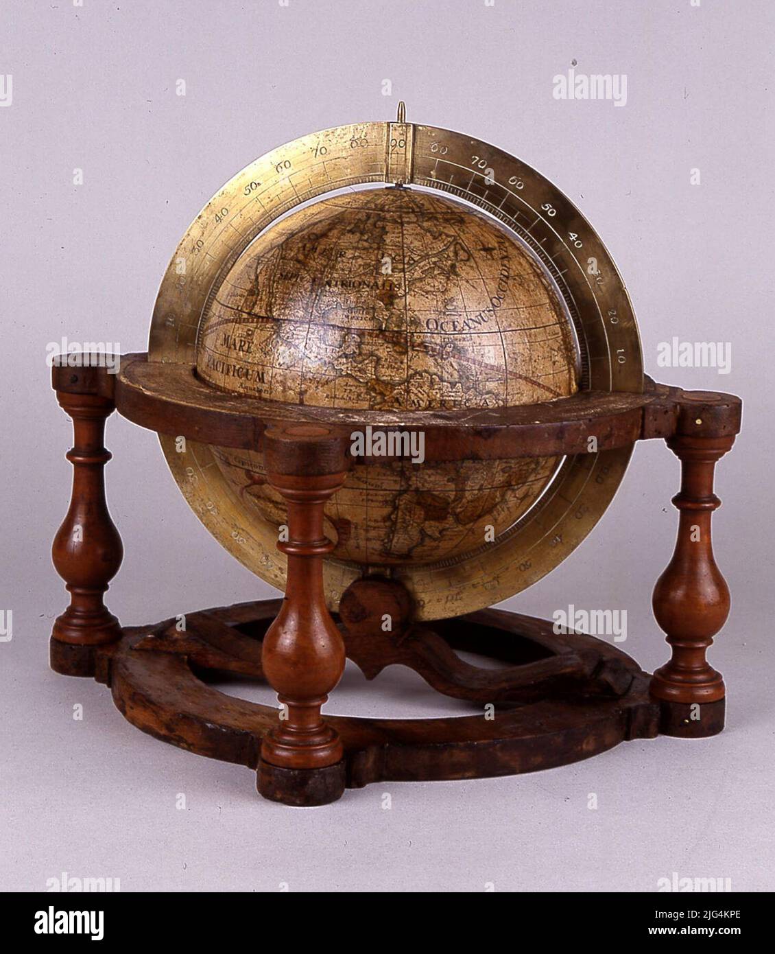 Globe Globe of Matthaeus Seetter (Siglo XVIII). Terrestrial globe. The sphere is sustained by an 18 cm high wood base that is formed by a crown that acts as a horizon, with four legs that can be from the nineteenth century. REGISTRATION - Transcription: 'GLOBUS TERRESTRIS [...] Matt. Seutteri. Chalcogra. Augusburg. Registration - Location: Stock Photo