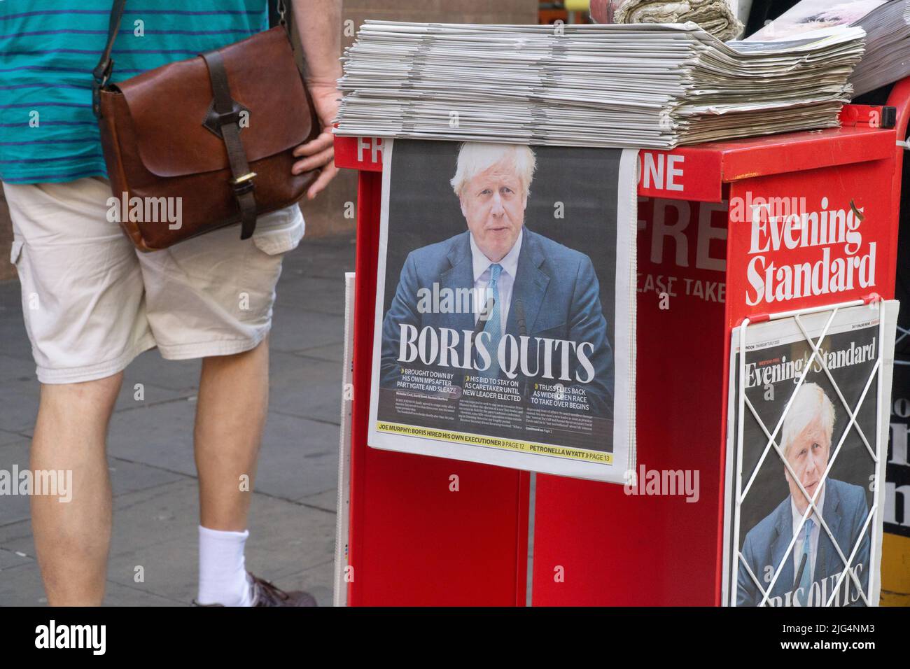 London, UK, 7 July 2022: The Evening Standar's front page, proclaiming BORIS QUITS, greets commuters at Chancery Lane station in central London. Anna Watson/Alamy Live News Stock Photo