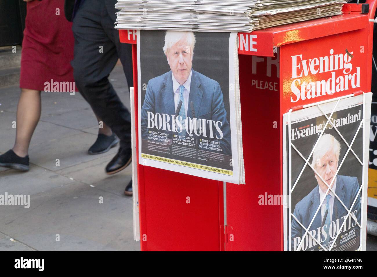 London, UK, 7 July 2022: The Evening Standar's front page, proclaiming BORIS QUITS, greets commuters at Chancery Lane station in central London. Anna Watson/Alamy Live News Stock Photo