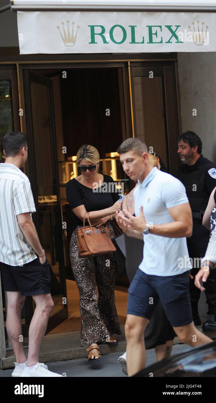 Milan, . 07th July, 2022. Milan, 07-07-2022 Wanda Nara, wife and agent of MAURO ICARDI, Argentine footballer of PSG champion of France, surprised as she leaves 'ROLEX', a prestigious jewelery shop in via Montenapoleone, where she went shopping. Nothing has been leaked about what he may have bought, but he seems to have spent several tens of thousands of euros. When he leaves, he immediately gets on the phone and walks to his car, a new Mercedes, and drives off. EXCLUSIVE SERVICE - Mantis pool Credit: Independent Photo Agency/Alamy Live News Stock Photo